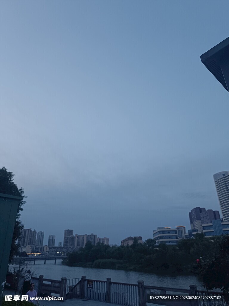 城市河畔暮色景观