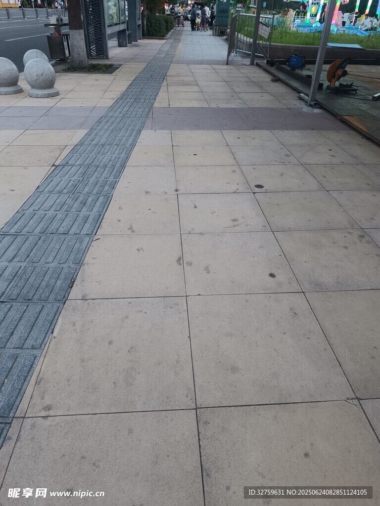 城市中整洁的户外步行道