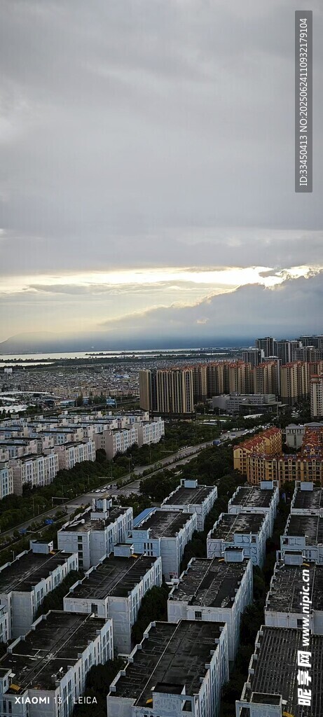 城市俯瞰景 阴云下的建筑