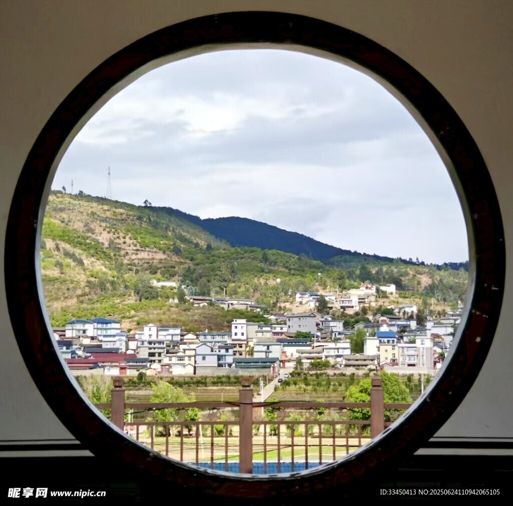 圆窗揽 山城村落与青山