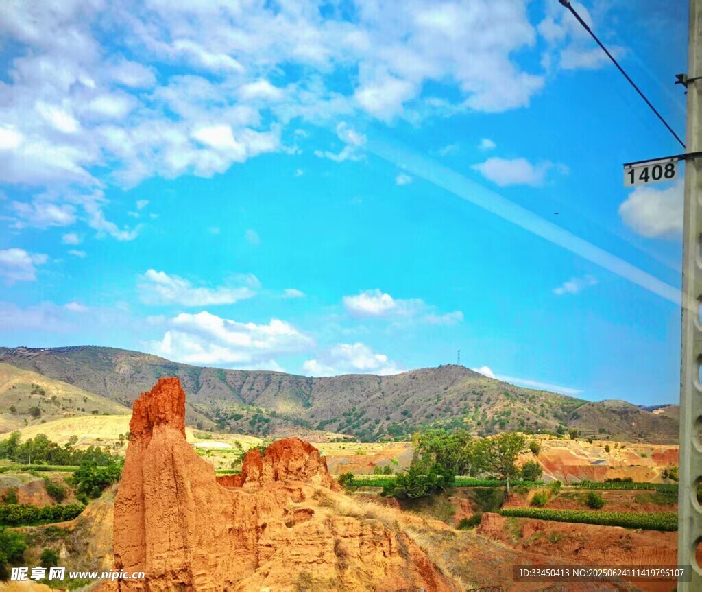 蓝天黄土间的乡村景致