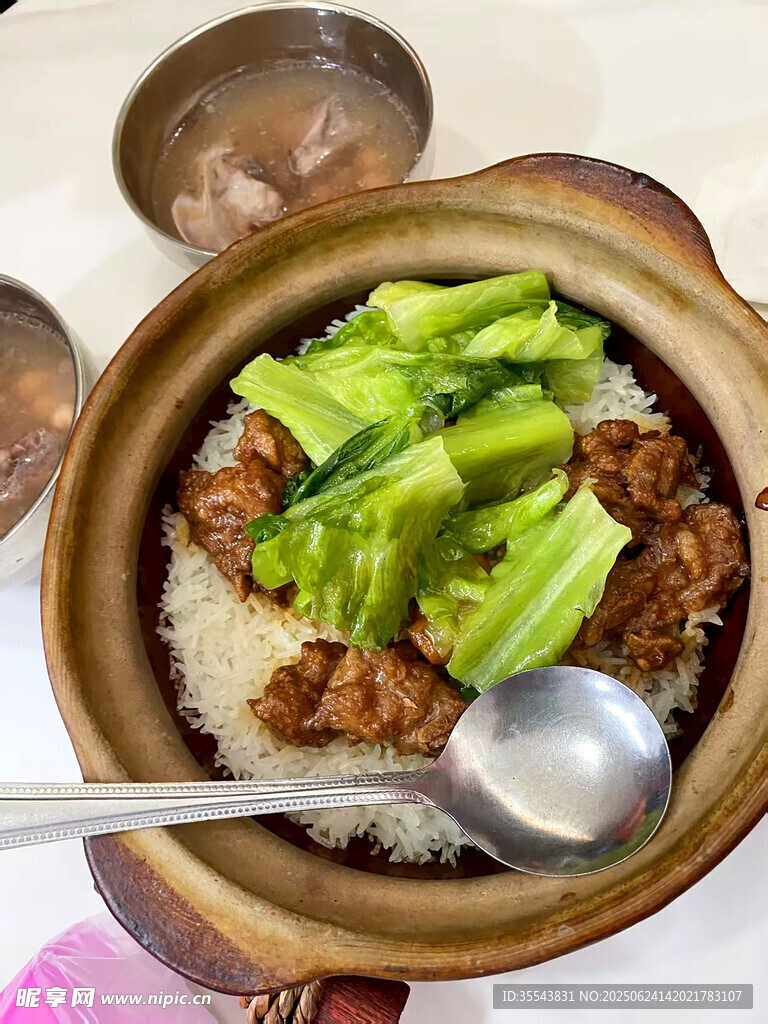 美味煲仔饭    青菜与肉搭配