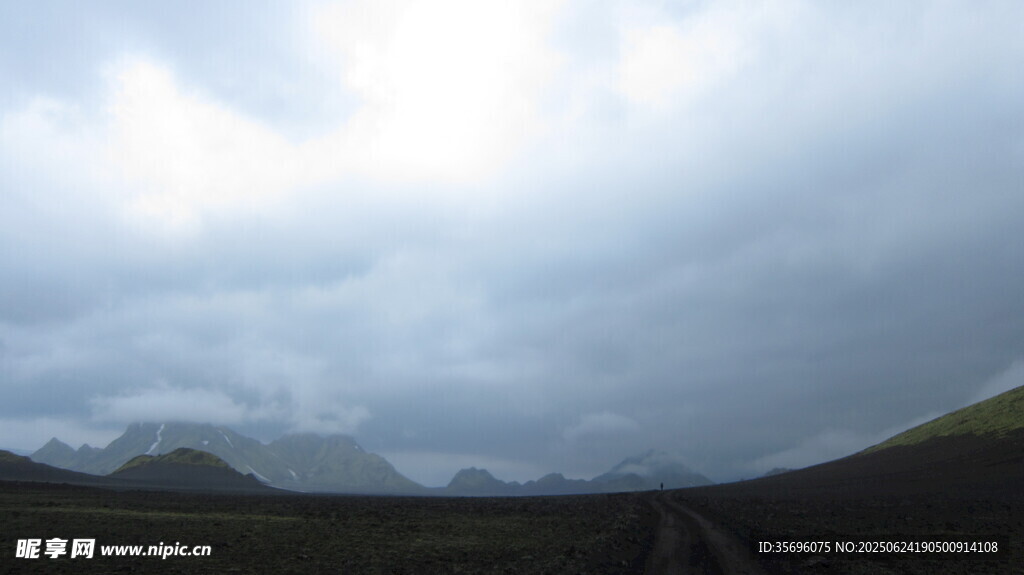 山间阴云密布的风景