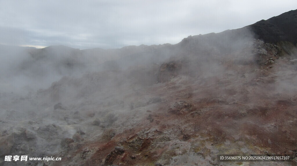 烟雾缭绕的山间地貌景观