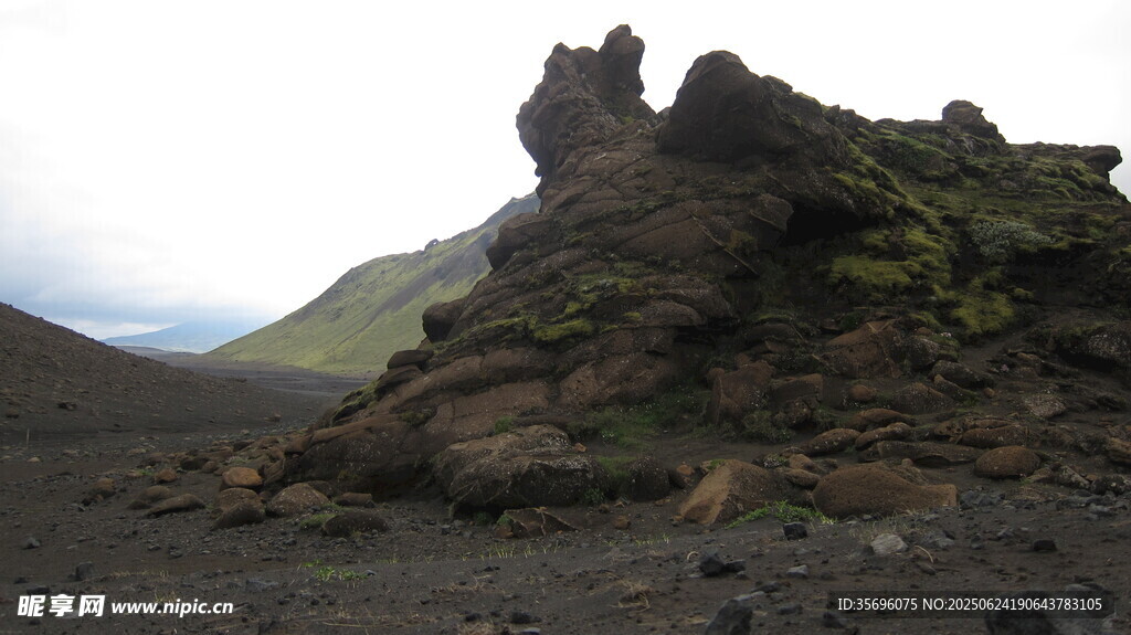 奇异嶙峋的火山岩石景观