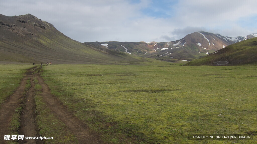 草原山间小道风景