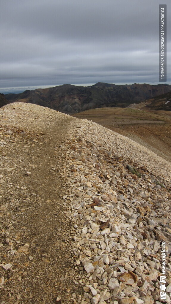 荒凉山地碎石路景观