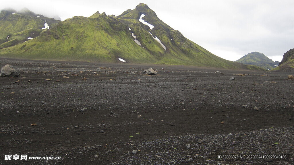黑色火山地貌与绿色山丘