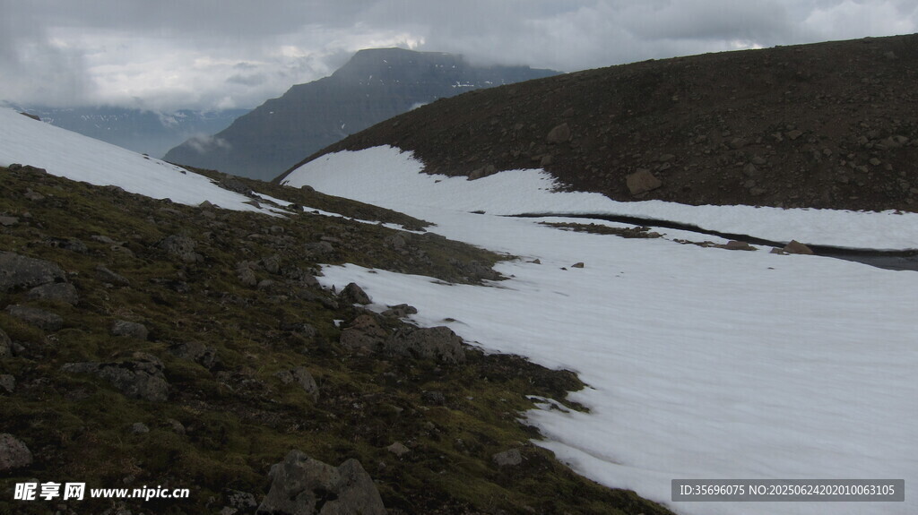 雪山草地间的自然景致