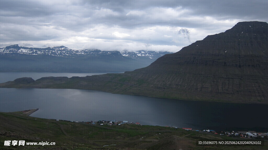 宁静山水间的壮阔湖景