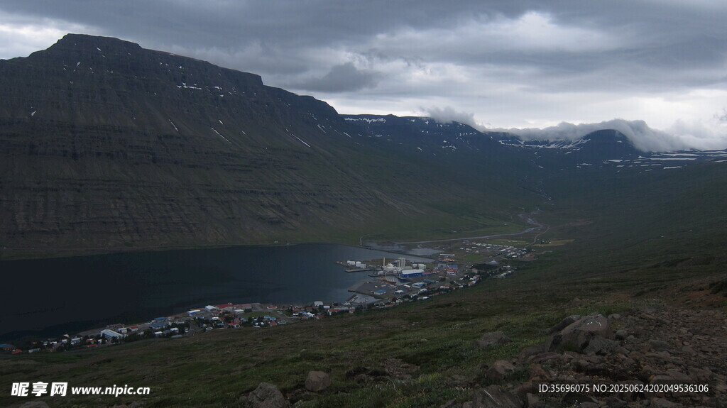 山间湖泊美景