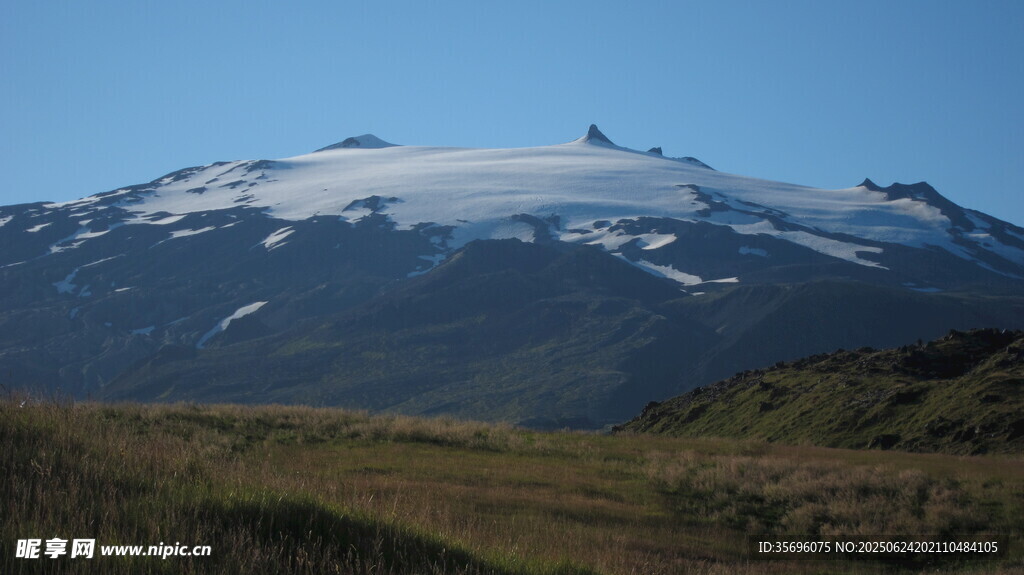 雪山远景风光