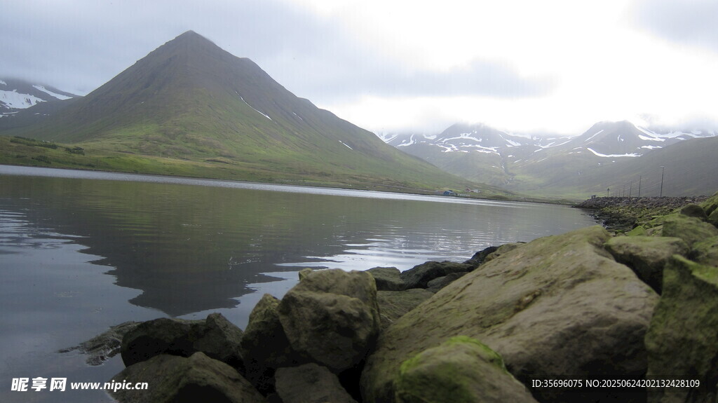 湖畔山石与远处山峦美景