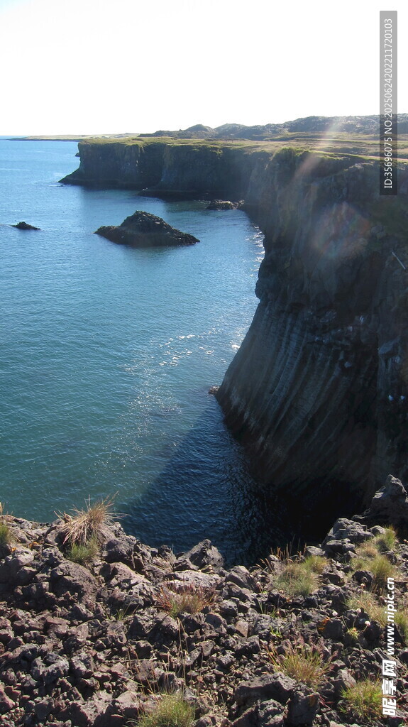 海岸边的岩石与辽阔海景