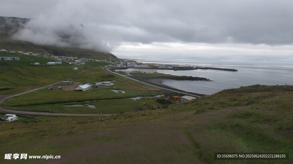 海岸边云雾缭绕的村落景观