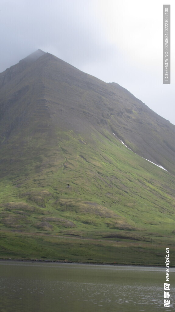 青山傍水的自然美景