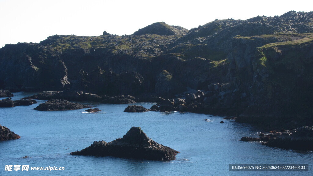 海边嶙峋礁石与青山美景