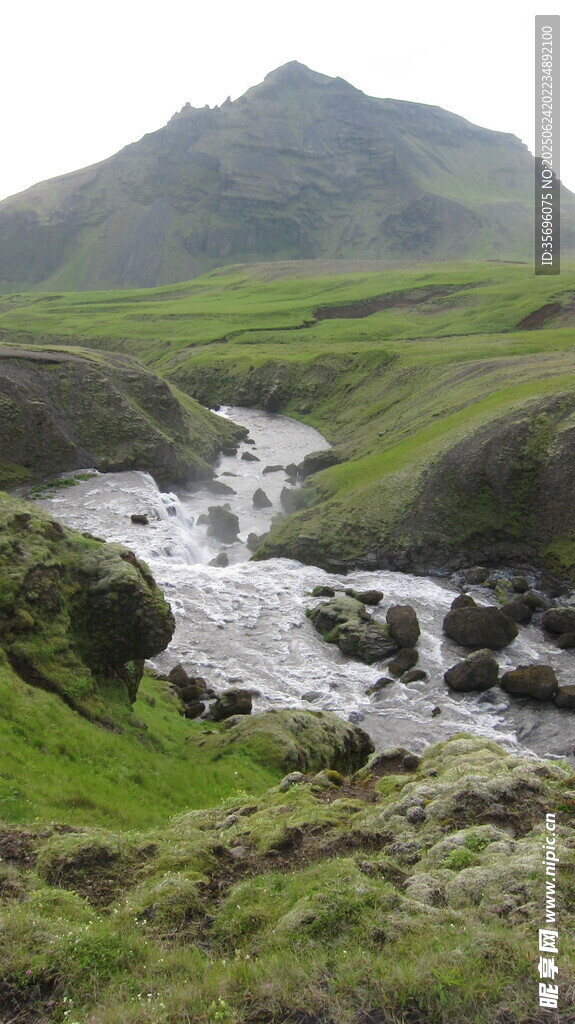 山间溪流穿绿草地景观
