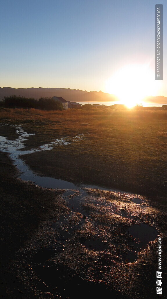 夕阳下的溪流美景