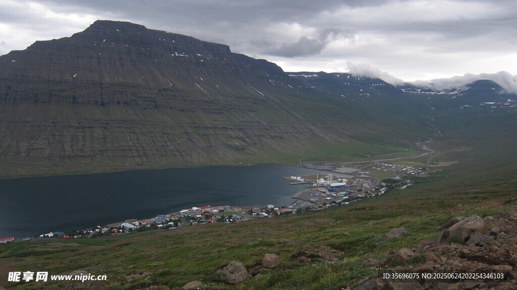 山间湖畔小镇风景