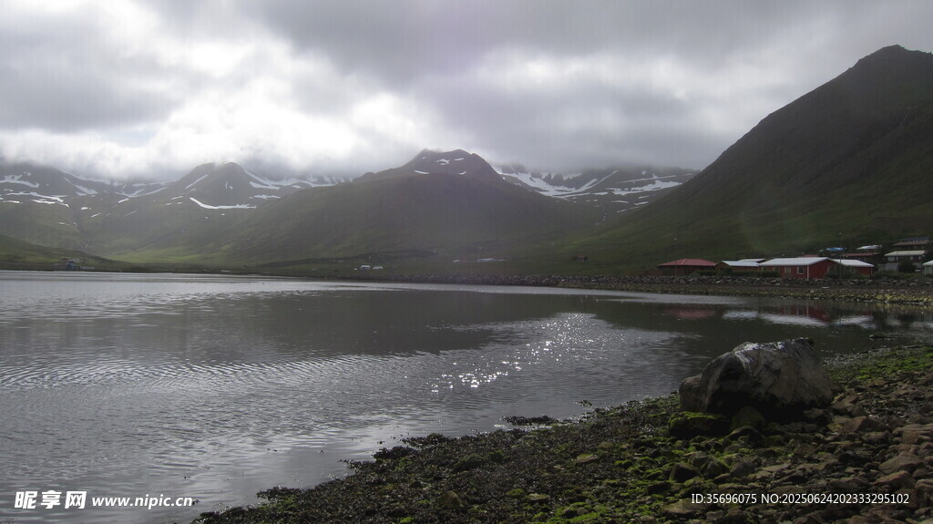宁静湖畔的山景风光