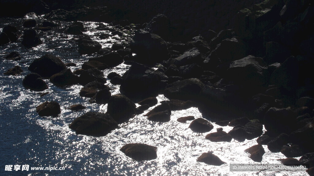 海面礁石光影景象