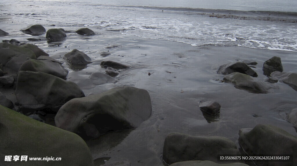 海边礁石与翻涌海浪