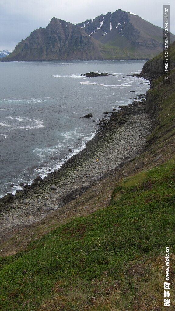 海边山峦下的美丽海岸线