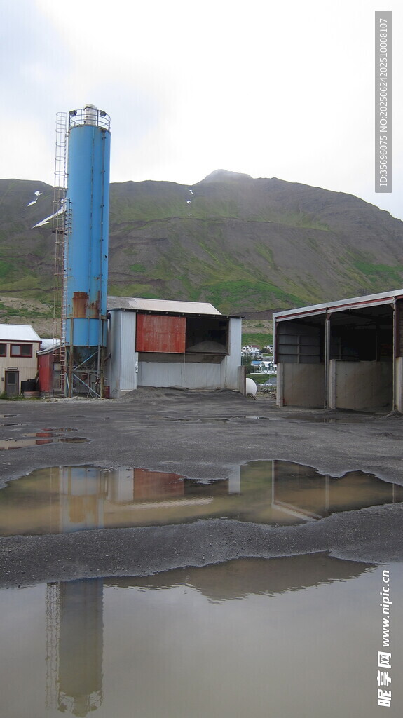 蓝塔旁的建筑与积水场景