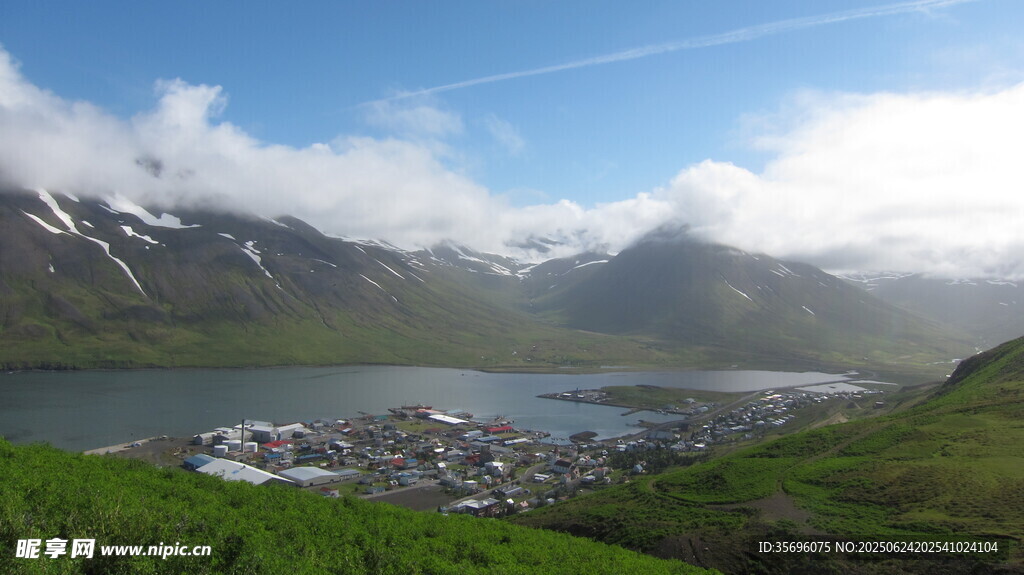 山间湖畔小镇美景