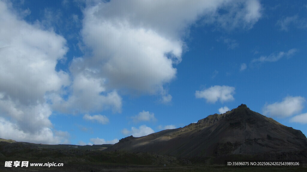 蓝天白云下的巍峨山峰