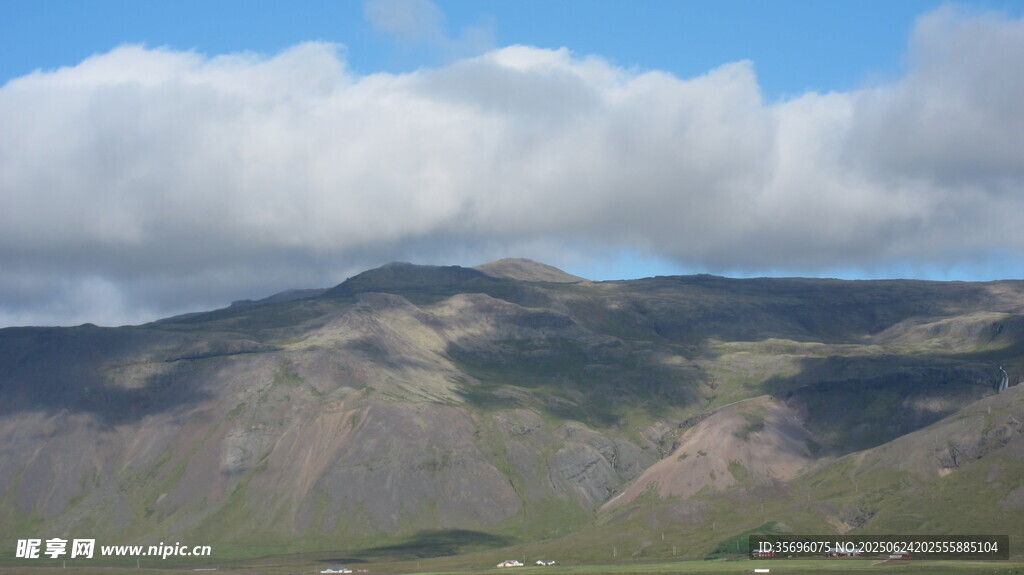 壮丽山峦与蓝天白云景观