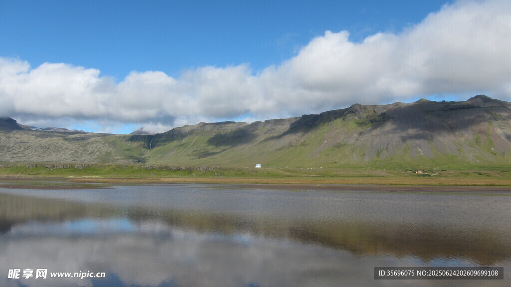 湖畔青山蓝天白云美景