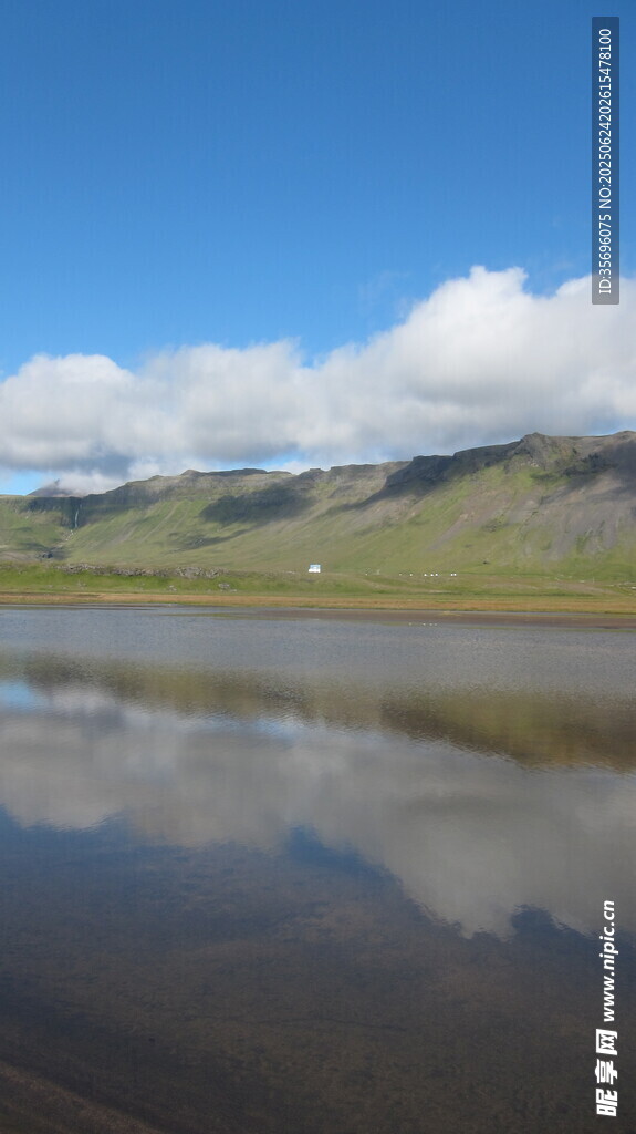 湖畔蓝天美景