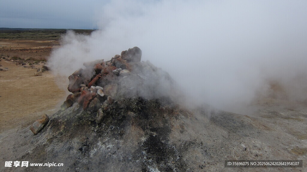 热气腾腾的火山口景观