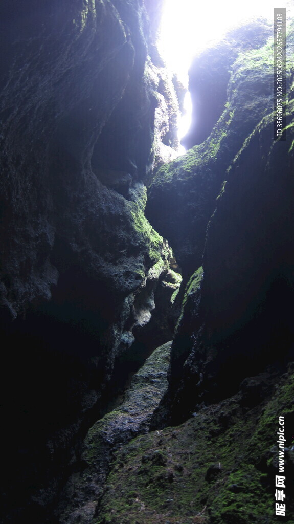 峡谷间的光影与自然奇观