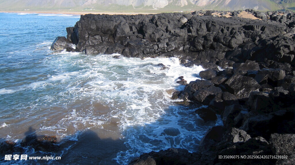 海浪拍打岸边岩石