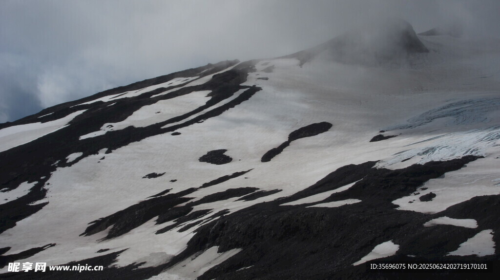 雪山云雾景观