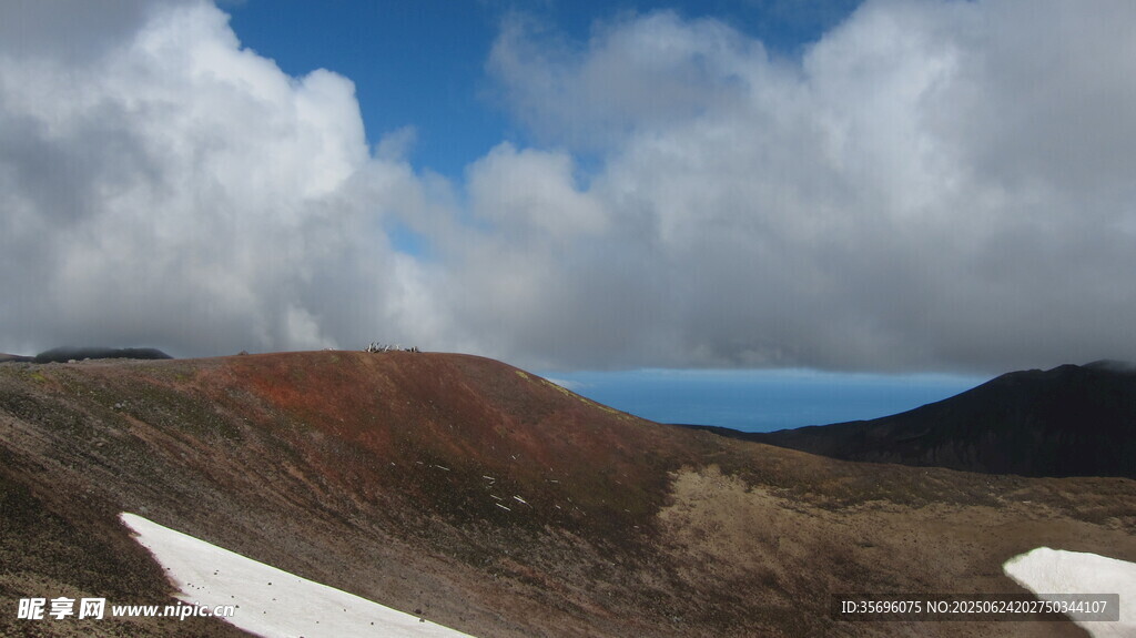 高山雪景与蓝天云海景观