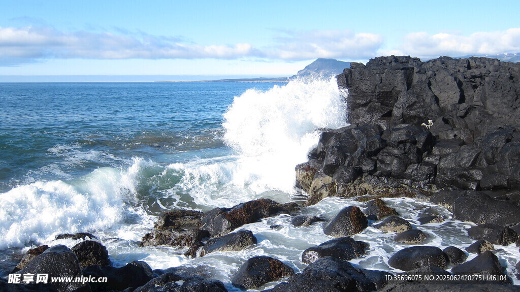 海浪拍打岸边礁石景观