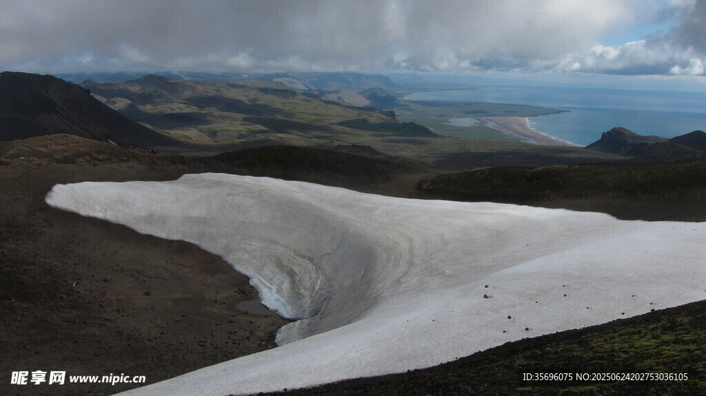 火山口的冰雪景观