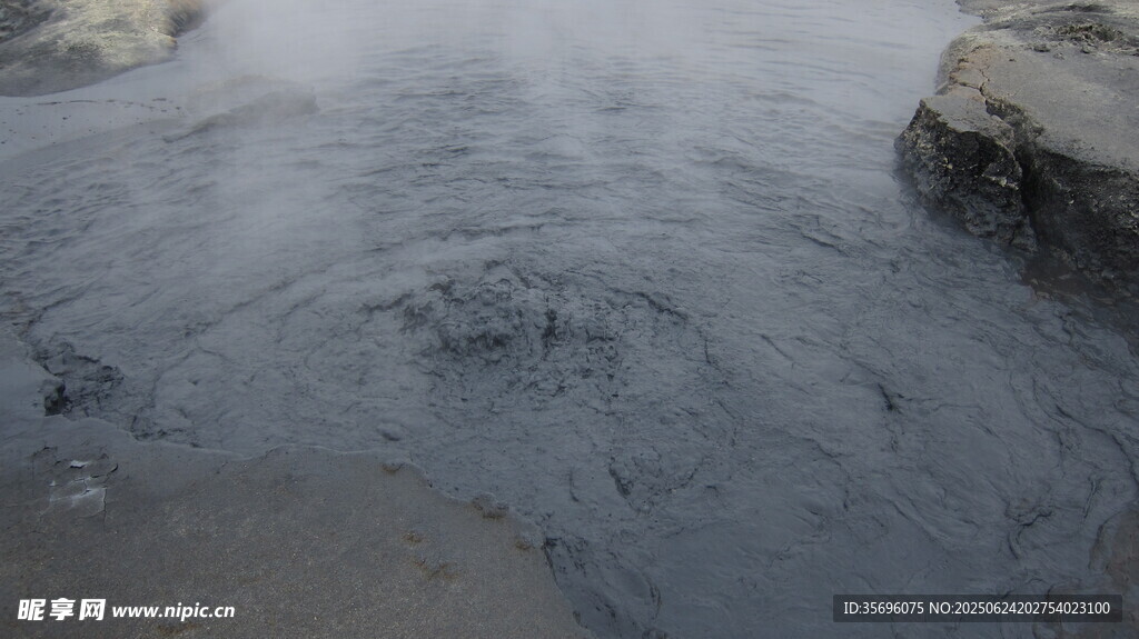 涌动的灰黑色水流