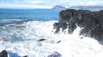 海边黑岩与翻涌白浪