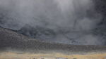 火山口烟雾缭绕景象