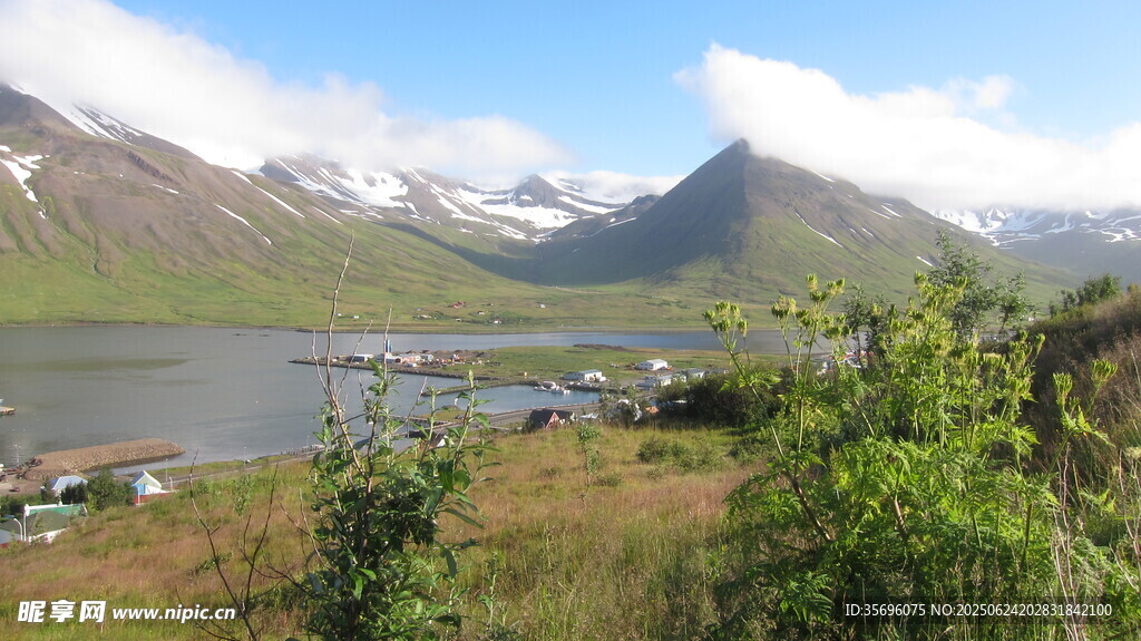 湖畔青山美景