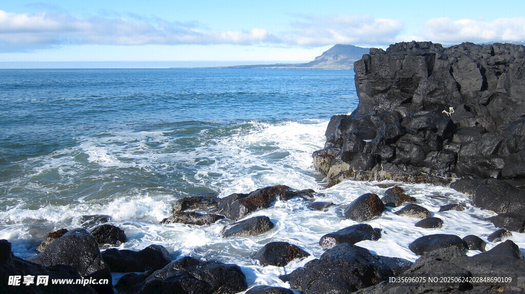 海边嶙峋礁石与翻涌海浪