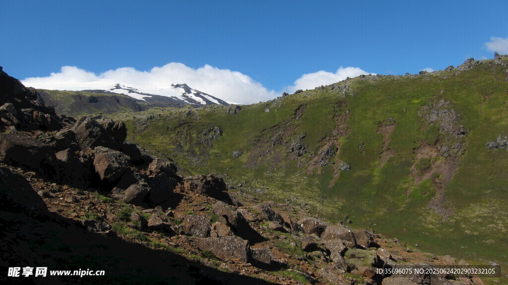 高山峻岭间的壮美风光