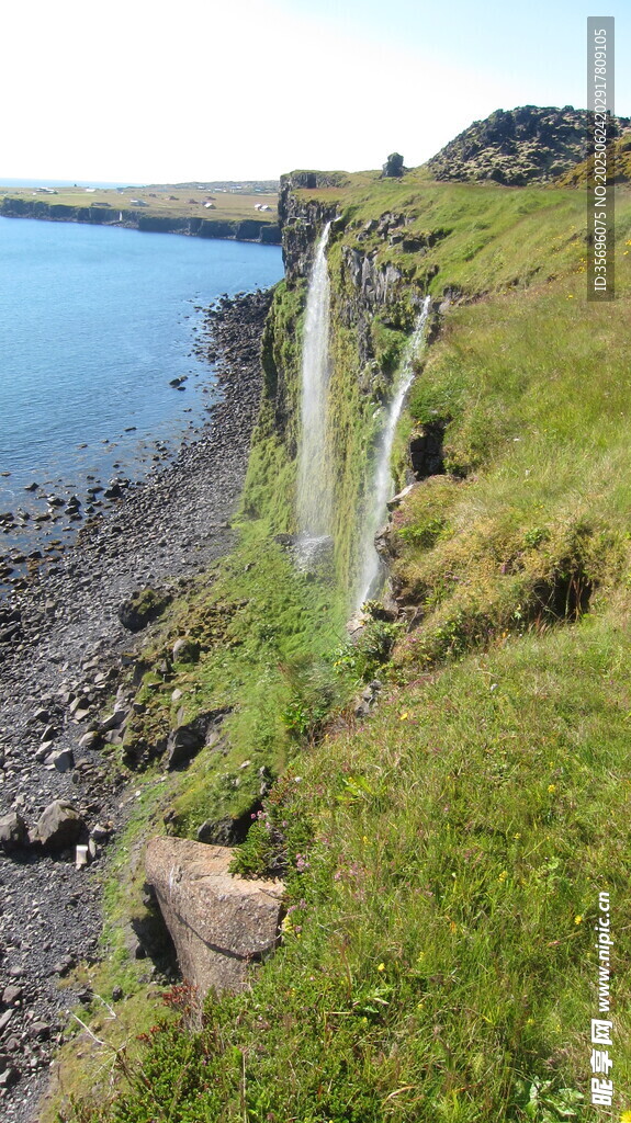 海岸边的草地与石墙景观