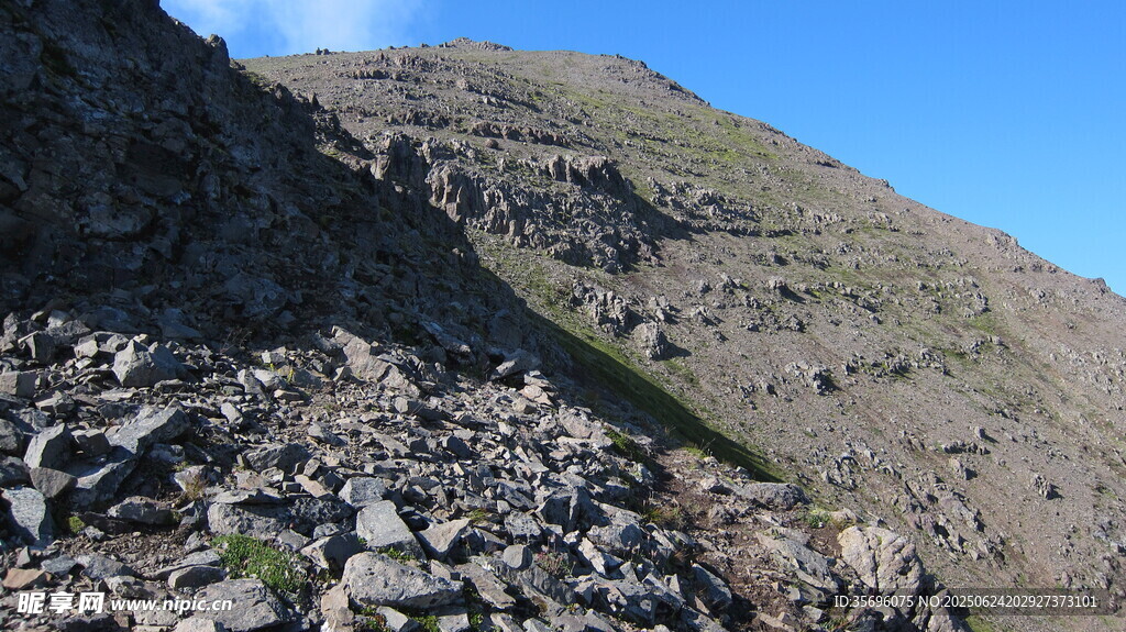 崎岖山石覆盖的陡峭山坡