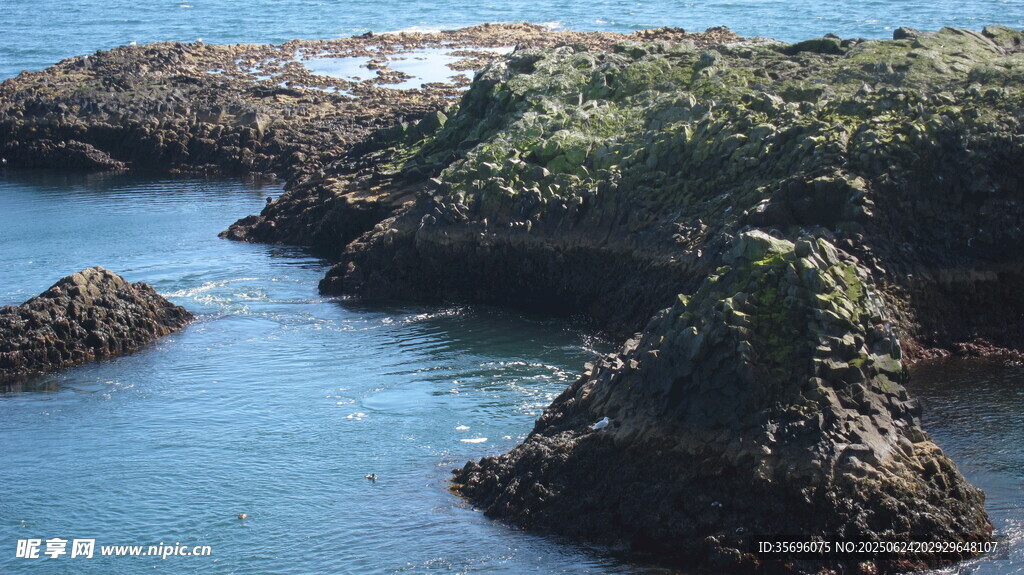 海边嶙峋礁石与碧蓝海水